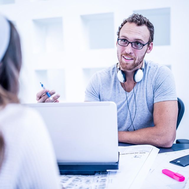 Ein Mitarbeiter berät eine Kundin zu den Microsoft Add-Ons