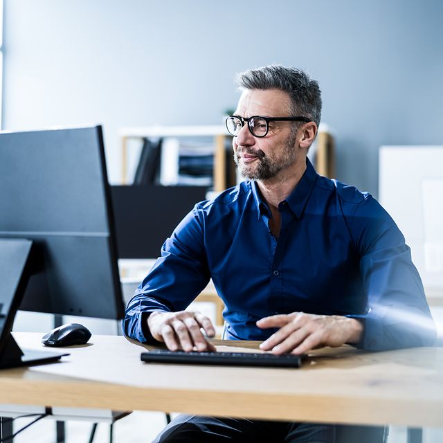 Ein Projektleiter nutzt Microsoft Project Online, um seine Ressourcen zu managen.