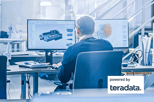 Mann sitzt in Büro vor mehreren Bildschirmen und nutzt Business Analytics für Produktion.