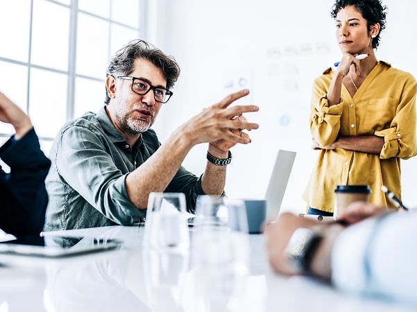 Das Team bespricht Strategie, Systemauswahl und Migrationsplanung.