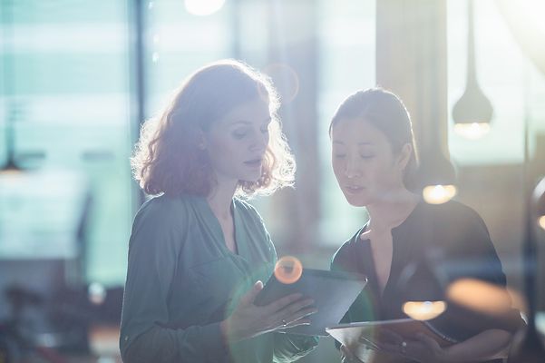 Geschäftsfrauen mit digitalen Tablet im Büro