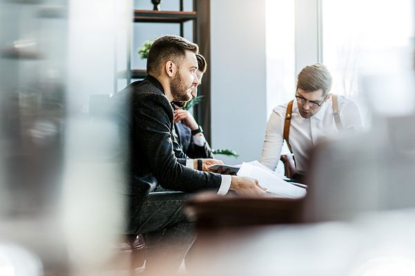 Erfolgreiche Geschäftspartner arbeiten im Büro zusammen