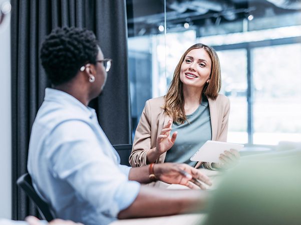 Eine Mitarbeiterin berät einen Kunden zum Umstieg auf Microsoft Teams Telefonie