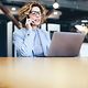 Eine freundliche IT-Spezialistin gibt IT-Support im Rahmen der Telekom Digital Office Services.