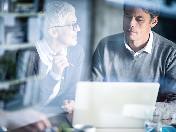 Bürogespräch über die Auftragsverarbeitungsvereinbarung und EU Standardvertragsklausel bei Office 365 und MS Azure der Telekom.
