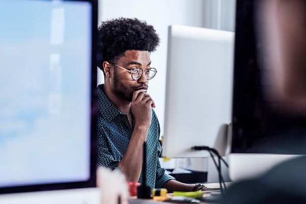 Person sitzt vor einem Computer
