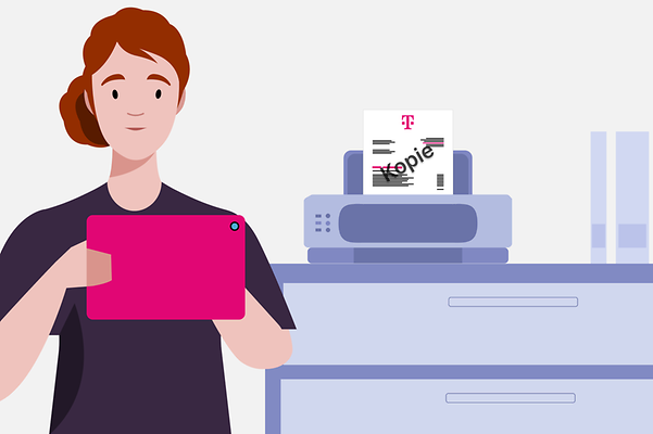 Eine Person nutzt ein Tablet, während im Hintergrund ein Drucker eine Telekom‑Rechnungskopie ausgibt.