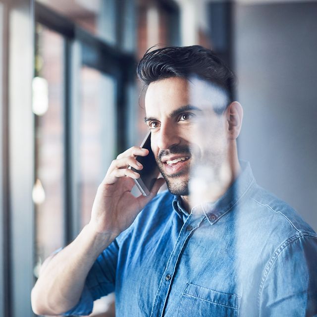 Mann telefoniert mit einem Smartphone