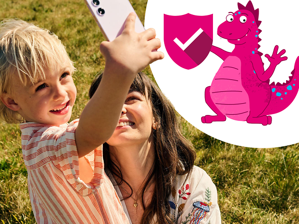 Lächelndes Kind mit Handy neben Mutter und davor der Drachen für Sicherheit von E.ON