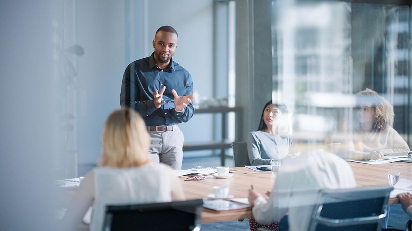 Geschäftskollegen führen eine Besprechung im Meetingraum