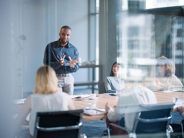 Geschäftskollegen führen eine Besprechung im Meetingraum