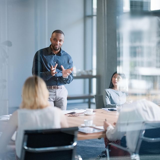 Geschäftskollegen führen eine Besprechung im Meetingraum
