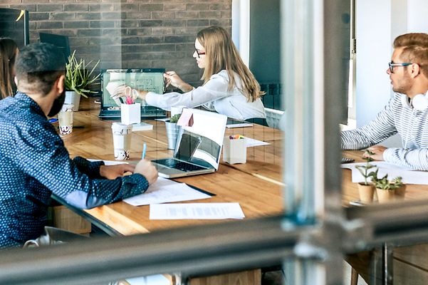 Digitalisierungsbox Premium 2 in einem Meetingumfeld