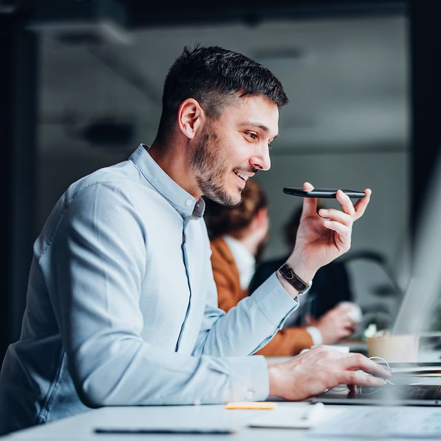 Geschäftsmann nutzt CompanyFlex Cloud PBX für den standortübergreifenden Austausch mit Kollegen.