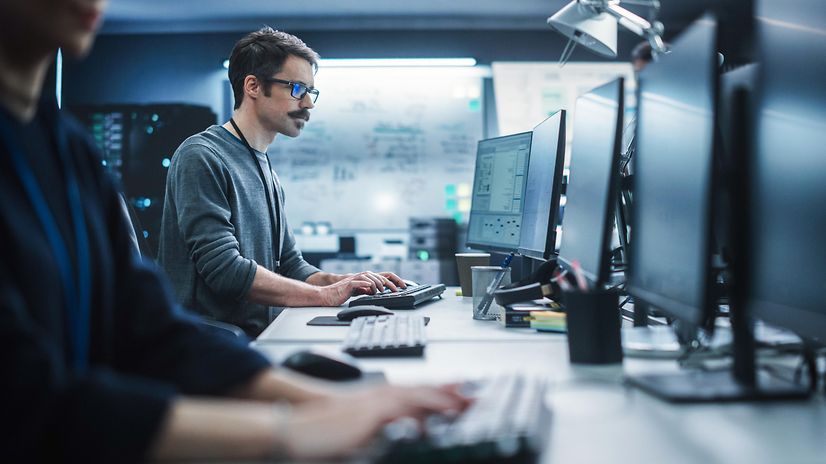 Mann am PC am arbeiten