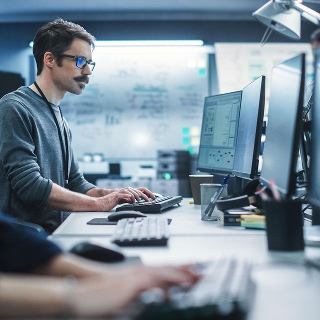 Mann am PC am arbeiten