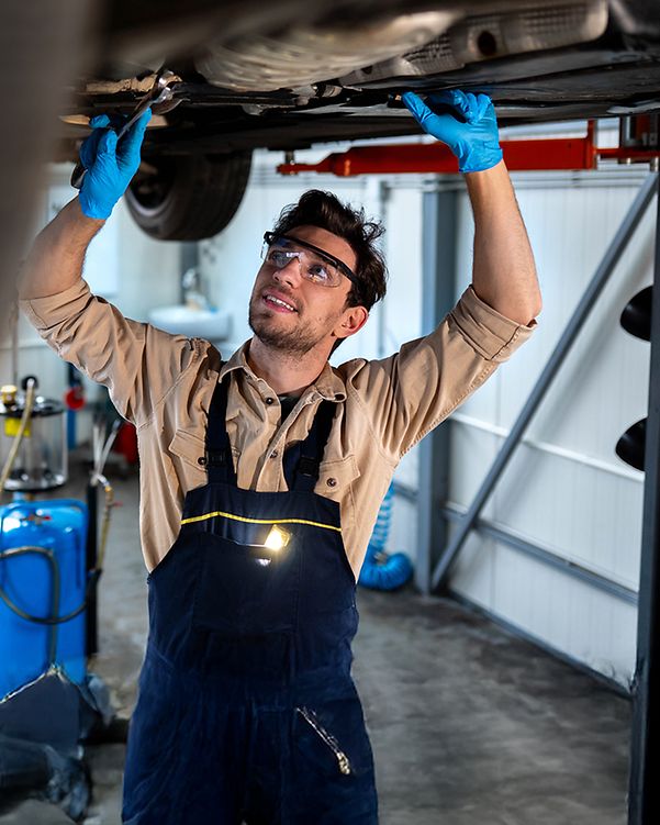 Mechaniker kann dank Swyx X störungsfrei ein Auto reparieren. 