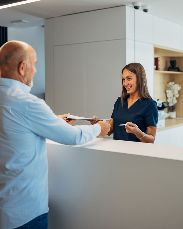 Arzthelferin kann sich dank Swyx X störungsfrei um einen Patienten kümmern.