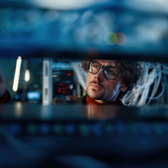 Techniker schaut sich die Verkabelung an