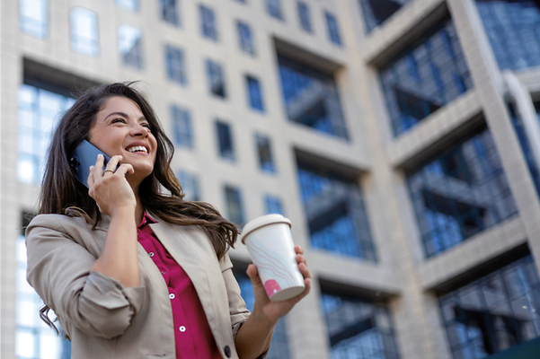Frau nutzt Voice AI Notes an Ihrem Telefon für die KI-generierte Gesprächsdokumentation.