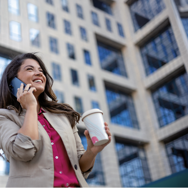 Frau nutzt Voice AI Notes an Ihrem Telefon für die KI-generierte Gesprächsdokumentation.