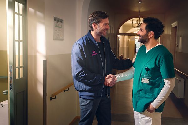 Pfleger und Telekom Ansprechpartner tauschen Informationen aus