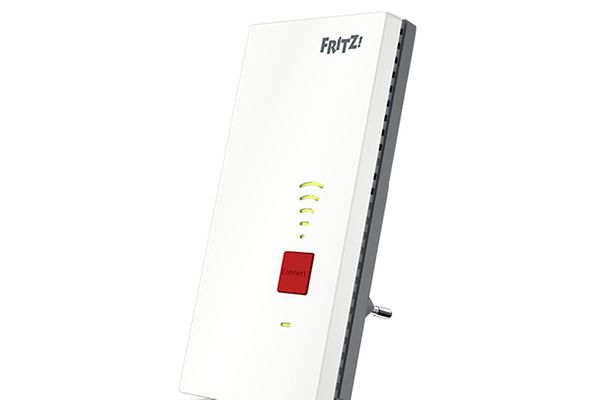 FRITZ!Repeater 2700 vor weißem Hintergrund