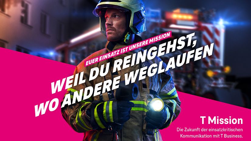 Feuerwehrmann im Einsatz auf magentafarbenen Hintergrund.