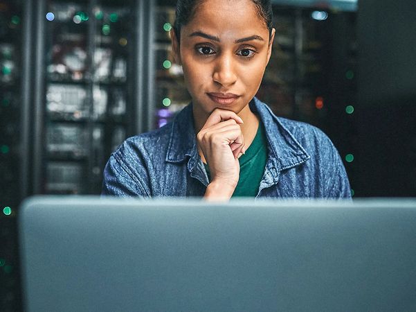 Eine Frau sitzt vor einem Computerbildschirm.