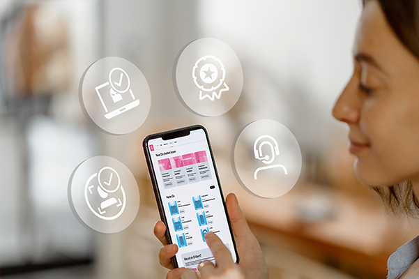 Eine Frau schaut sich Ihre Reports im OnNet Portal an.