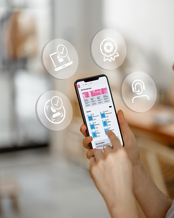 Eine Frau schaut sich Ihre Reports im OnNet Portal an.