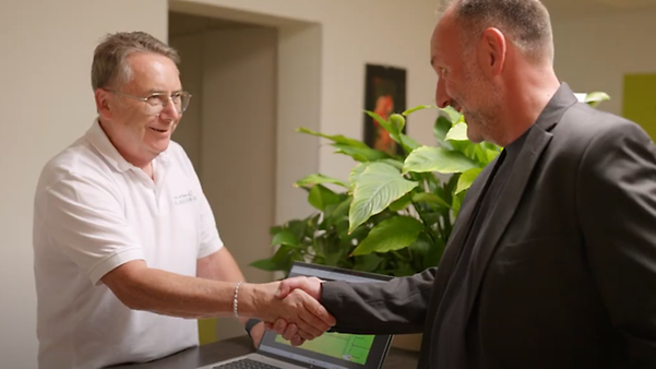 Zwei Männer geben sich die Hand