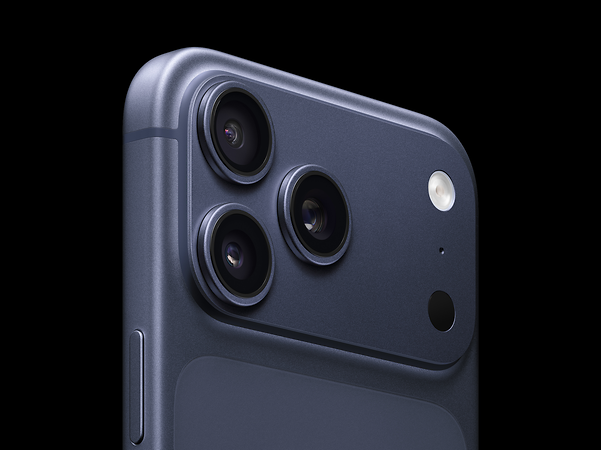 Das iPhone 17 Pro auf schwarzen Hintergrund in der Farbe Tiefblau. 