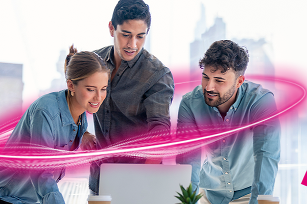 drei Personen schauen auf einen Laptop grafisch umrundet von einem magenta farbenen Swirl