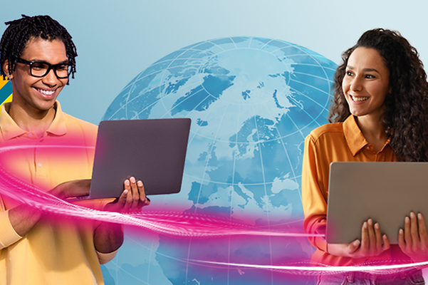 Frau und Mann am Laptop vor Weltkugen mit magenta Swirl